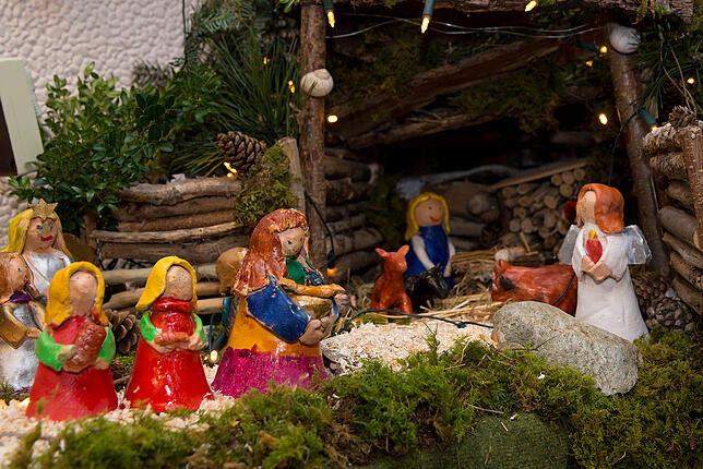 Viele liebevoll getöpferte Figuren sind in der Krippe zu entdecken.