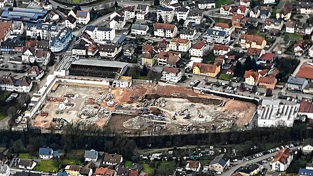 Der größte Teil des Brennet-Areals ist bereits abgebrochen. Lediglich an der Süd und der Südwest-Seite stehen noch einzelne ...