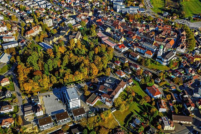 Das Krankenhaus Stockach wächst. Aus dieser Perspektive ist rechts im Winkel der Gebäude mit braunem Dach der Anbau zu sehen. Bild: ...