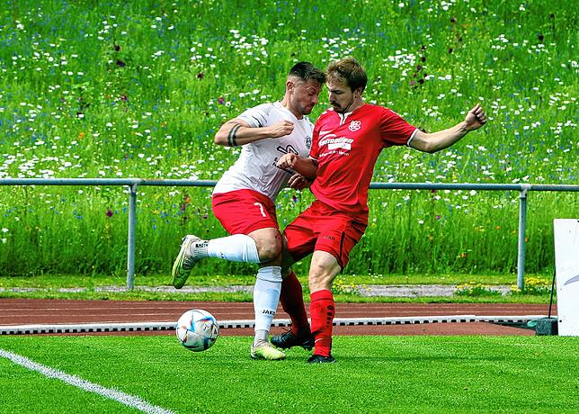 Hier wird der Salemer Luca Gruler (links) vom Kluftener Simon Degenhart (rechts) gestoppt.