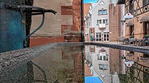 Brunnen in der Villinger Rietgasse. Wie an den anderen innerstädtischen Brunnen dieser Bauart strömt dort normales Hahnenwasser. Dennoch ...