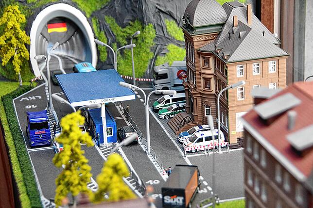 Das Schweiz-Modul ist zweistöckig aufgebaut und von der Wohnung sowie vom Balkonfenster aus einsehbar. Hier ist der Grenzbereich im ...