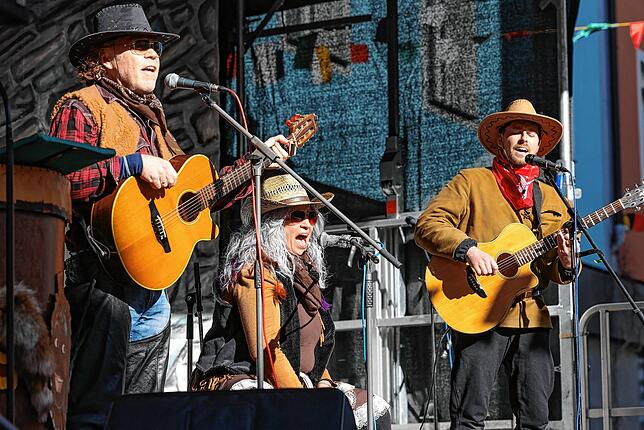Auch Country-Musik kann närrisch sein: (von links) Thommi Reiser, Elsa Santinho-Reiser und Benni Bromma zeigen, wie es geht.