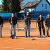 Mit Schaber, Schaufel und Schubkarren bringen (v.l.) Andreas Messmer, Moritz Steinmann, Maximilian Wurst, Valentin Steinmann, Fabio di ...