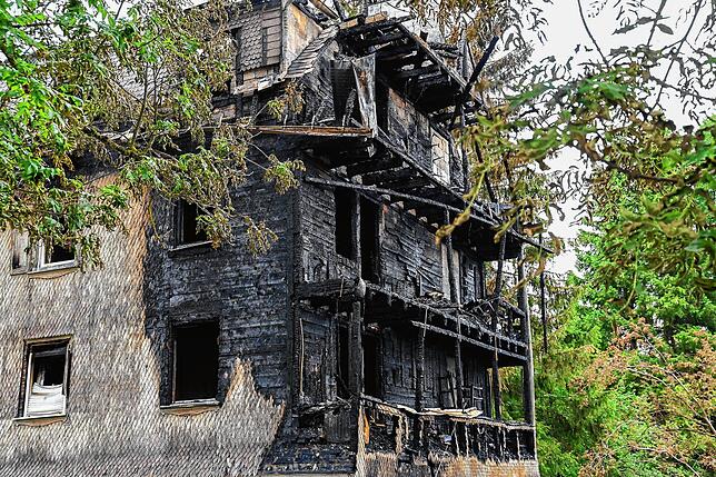Die vom Feuer völlig zerstörte Südfassade des Hauses.