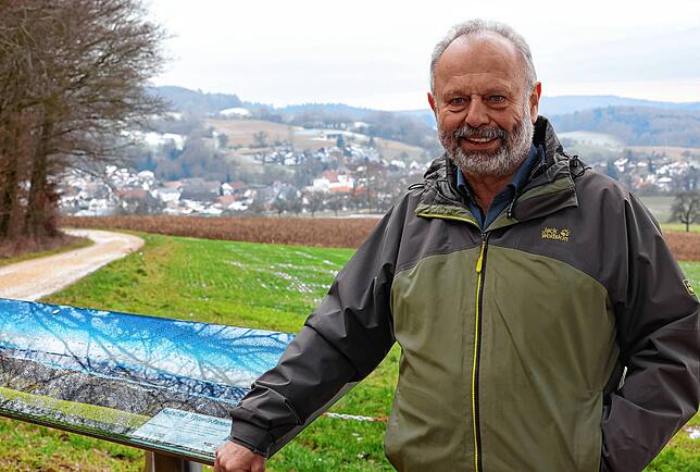 Hermann Leiz präsentiert eine Neuerung des Jahres: Am Mühlsberg steht jetzt eine Panoramakarte, die die Gipfel der Alpenkette zeigt.