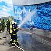 Die Feuerwehr Tittisee-Neustadt löscht erste Flammen an der Außenfassade.