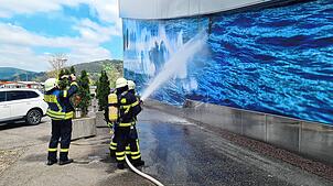 Die Feuerwehr Tittisee-Neustadt löscht erste Flammen an der Außenfassade.