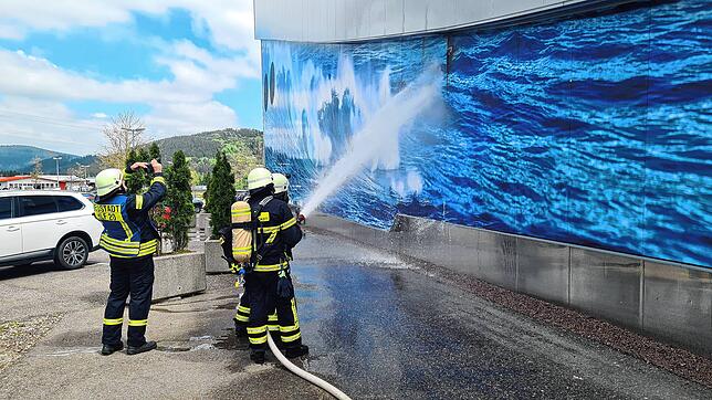 Die Feuerwehr Tittisee-Neustadt löscht erste Flammen an der Außenfassade.
