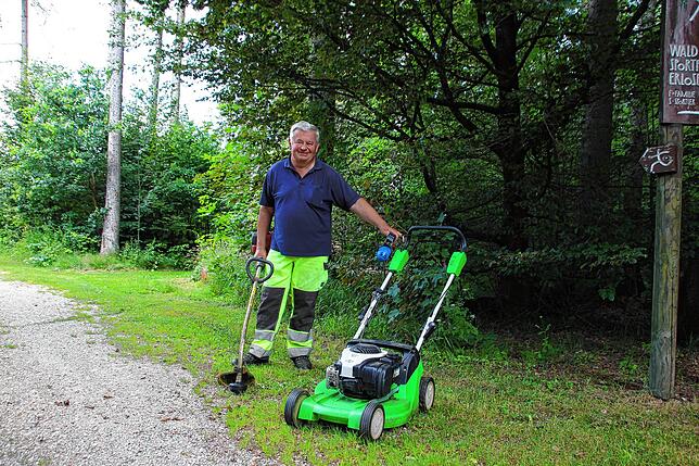 Siegfried Benkler bringt sich ehrenamtlich bei der Pflege des Waldsportpfades Erlosen ein und führt die Mäharbeiten von Hand aus.