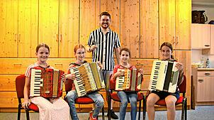 Die Jugendgruppe des Harmonikavereins Vöhrenbach hat einen neuen Dirigenten, Jonathan Kruspel. Er und die Mädels Nora, Annika, Sarah und ...