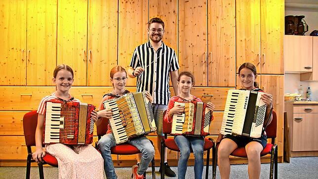 Die Jugendgruppe des Harmonikavereins Vöhrenbach hat einen neuen Dirigenten, Jonathan Kruspel. Er und die Mädels Nora, Annika, Sarah und ...