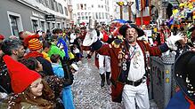 Revolution am Fasnachtssonntag: Beim großen Umzug durch die Konstanzer Altstadt gibt es kein Halten mehr.