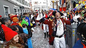 Revolution am Fasnachtssonntag: Beim großen Umzug durch die Konstanzer Altstadt gibt es kein Halten mehr.