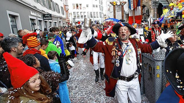 Revolution am Fasnachtssonntag: Beim großen Umzug durch die Konstanzer Altstadt gibt es kein Halten mehr.