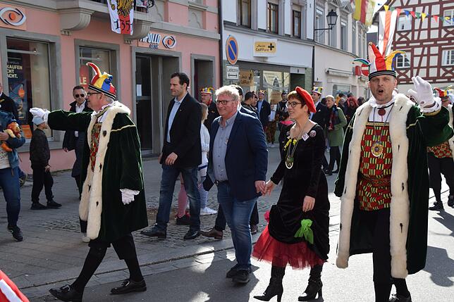 Bild 23: Bilder von AKK bei der Brauchtumsvorführung und gemeinsam mit Bürgern, die Geschenke hatten