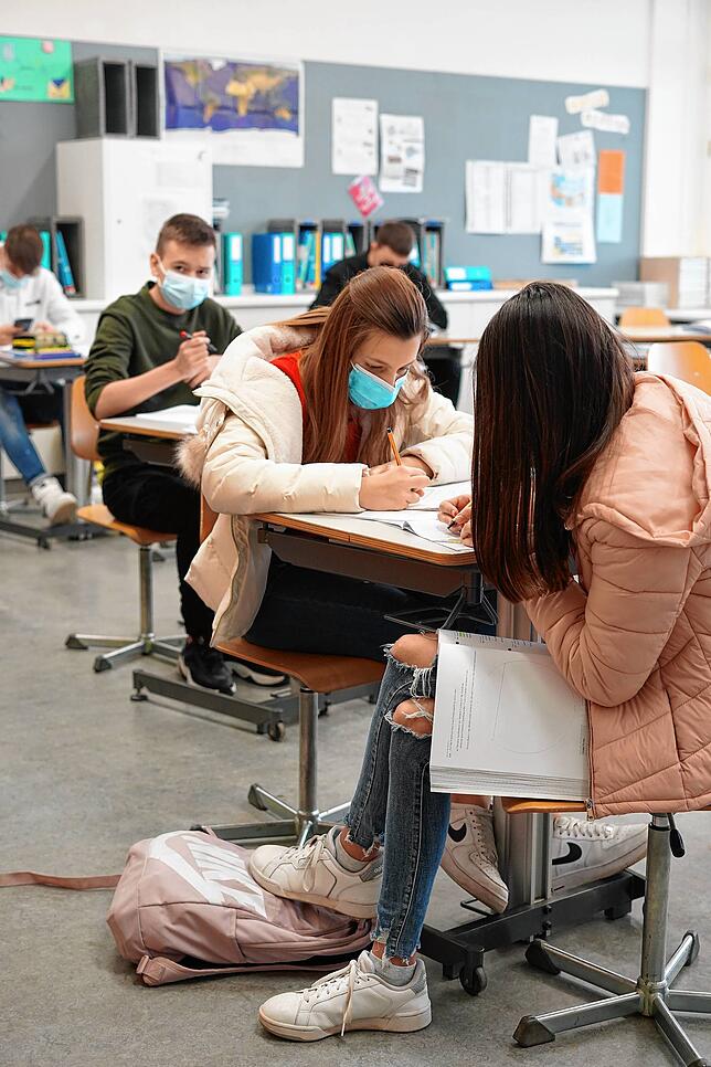 Die 8. Klasse an der Schule in Neuhausen am Rheinfall. Ab der 7. Klasse müssen die Kinder und Jugendlichen Masken im Unterricht tragen.
