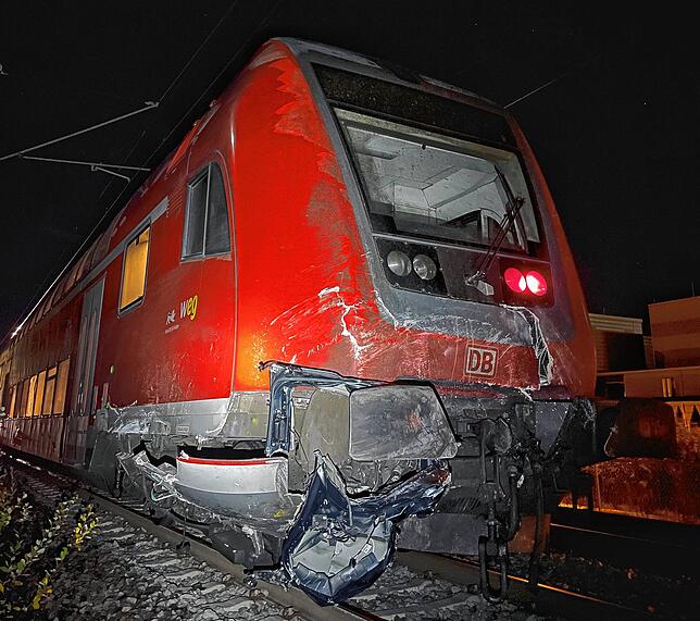 Der Steuerwagen wurde vorn ebenfalls erheblich beschädigt.