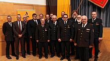 Die geehrten Feuerwehrler mit Kreisbrandmeister Michael Reitter und Bürgermeister Stefan Bubeck (von links) sowie Friedrich Sauter ...