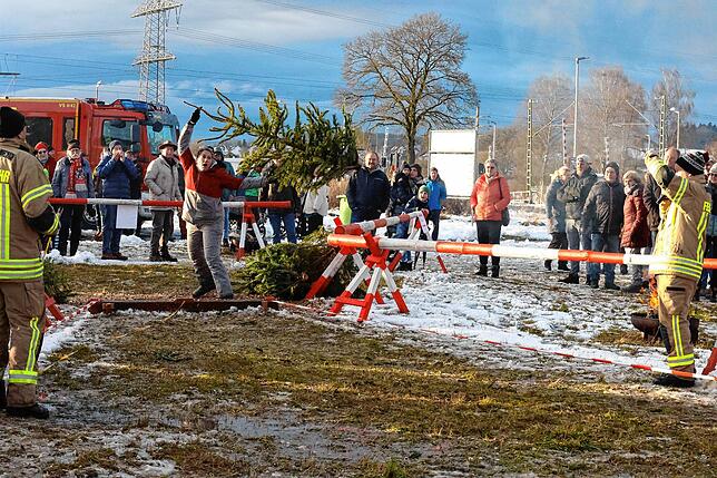 Bild 16: In Marbach fliegen die Weihnachtsbäume durch die Luft
