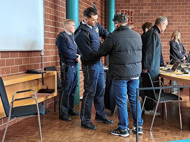 Der 35-Jährige wird in Handschellen in den Gerichtssaal geführt. Während der Verhandlung behält er die Fußfesseln an.