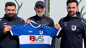 Neue Aufgabe: Patrizio De Feo (Mitte) wird zur kommenden Saison neuer Trainer beim FC Erzingen. Für die Sportchefs Isa Celik (links) und ...