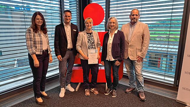 Harmonika Orchester Laufenburg, 500 Euro für neue Bekleidung: Von links: Silvia Knöpfle, Direktorin Privatkunden der Sparkasse ...