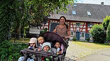 Im großen Kinderwagen geht es mit Tagesmutter Jessica Möller durchs Dorf. Im Landkreis gibt es derzeit 58 Tagespflegepersonen. Der ...
