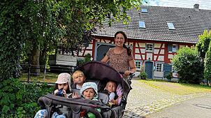 Im großen Kinderwagen geht es mit Tagesmutter Jessica Möller durchs Dorf. Im Landkreis gibt es derzeit 58 Tagespflegepersonen. Der ...