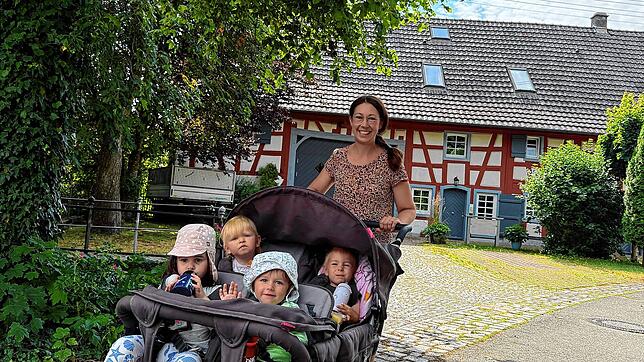 Im großen Kinderwagen geht es mit Tagesmutter Jessica Möller durchs Dorf. Im Landkreis gibt es derzeit 58 Tagespflegepersonen. Der ...