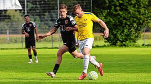 Der SV Allensbach (rechts Niklas Aichem) spielt auswärts gegen den SV Bermatingen, AFC Rinia Singen (Arber Skenderi) empfängt den FC ...