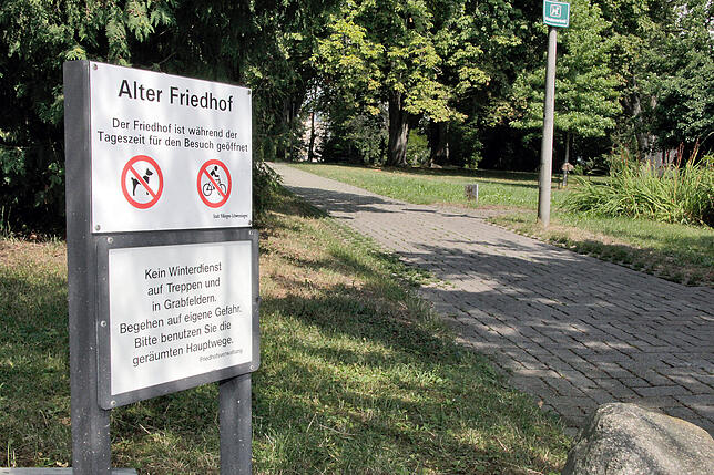 Hinweisschild am Friedhofeingang.
