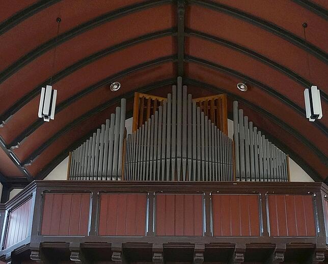 Blick auf die Empore der „alten, in dunklen Farben gestrichenen Christuskirche.