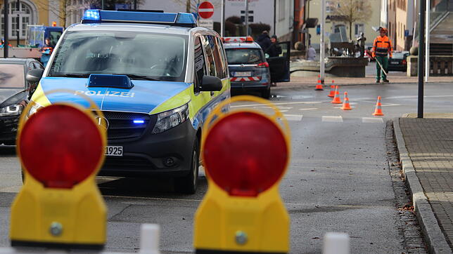 Ziegel sind vom Dach gekracht, deshalb wird die Lehenstraße in diesem Bereich beim Rathaus abgesperrt. Der Schaden muss vom Hausbesitzer ...