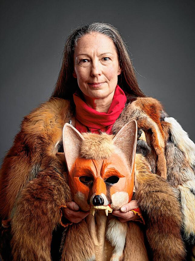 Bild 9: Wer verbirgt sich hinter der Larve? Das zeigt der erste Teil des Foto-Projekts &bdquo;Hinter der Maske&ldquo;