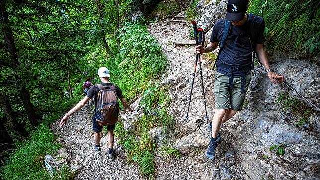 Durchaus eng wird es auf dem Bergwanderweg vom Berggasthaus Aescher zum Seealpsee. Vielen Wanderern auf dem beliebten Pfad sind die ...