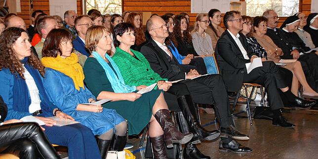 Feierliche Lossprechung der Holzbildhauer- und Tischlergesellinnen an derr Heimschule Kloster Wald (von links): Rita Schmid, Andrea ...