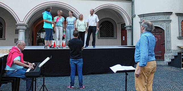 Bei den ersten Proben im Rathaushof zum Jubiläum der Rathausoper gibt Eckart Manke (r.) als musikalischer Leiter gibt den Takt an und ...