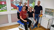 Sie packen beim Umzug in den Campus gerade kräftig mit an (von links): Orthopäde Olaf Noll (vorne links), seine Mitarbeiterinnen Sandra ...
