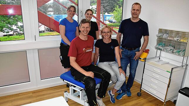 Sie packen beim Umzug in den Campus gerade kräftig mit an (von links): Orthopäde Olaf Noll (vorne links), seine Mitarbeiterinnen Sandra ...