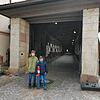 Endlich ist die Absperrung an der Holzbrücke wieder weg. Da freuen sich auch Paul Planko (11, links) und Fritz Planko (6), die am ...