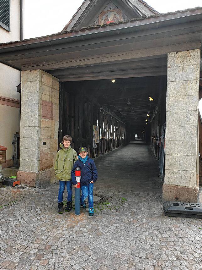 Endlich ist die Absperrung an der Holzbrücke wieder weg. Da freuen sich auch Paul Planko (11, links) und Fritz Planko (6), die am ...
