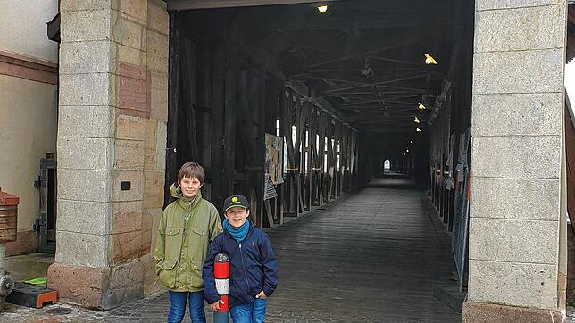 Endlich ist die Absperrung an der Holzbrücke wieder weg. Da freuen sich auch Paul Planko (11, links) und Fritz Planko (6), die am ...