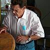 Carlo Karrenbauers begutachtet Möbel in der Wohnung einer verstorbenen Person. Anschließend entscheidet er, welche Kunstwerke er ...