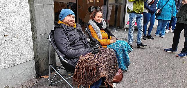 Sarah Kent und Milo Meixner machten es sich auf ihren Campingstühlen mit Decken und heißem Tee gemütlich.