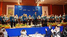 Überglücklich ob des äußerst erfolgreichen Konzerts nehmen Kapellmeister Johannes Schuler und seine Musikerinnen und Musiker den ...