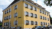 Das historische Hilzinger Rathaus im Jahr 2023: Bald soll hier der Einbau eines Dachflächenfensters für mehr Sicherheit sorgen.