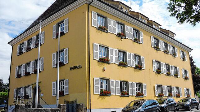 Das historische Hilzinger Rathaus im Jahr 2023: Bald soll hier der Einbau eines Dachflächenfensters für mehr Sicherheit sorgen.