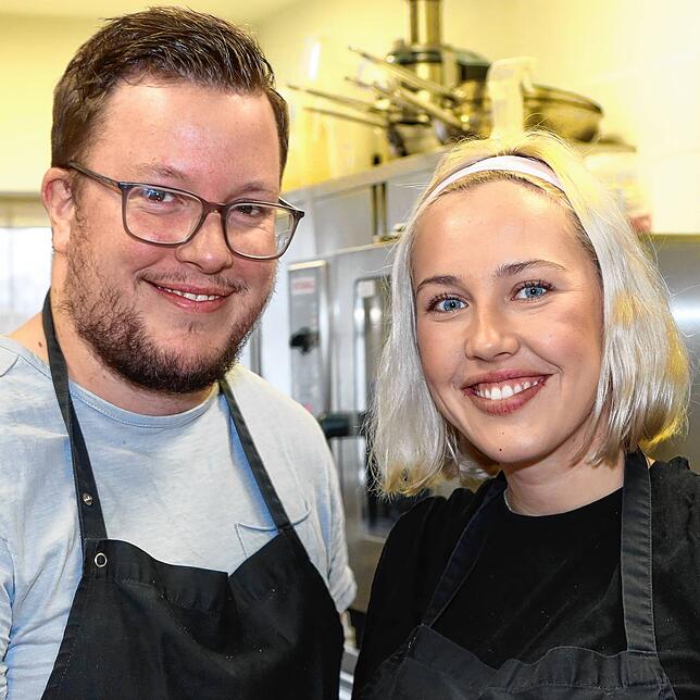 Jari Dochat, Gewinner von &bdquo;The Taste&ldquo; 2022, und Mona Hiermaier, Siegerin der Show im Jahr 2023, strahlen zurecht: Beide ...