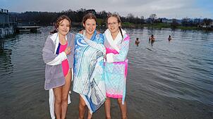 Finja, Linn und Senia fanden ihr erstes eiskaltes Seebad &bdquo;megaerfrischend.&ldquo;